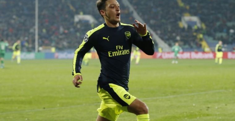 Ballack adviseert Özil: 'Bij die club kan hij meer om de prijzen meespelen'
