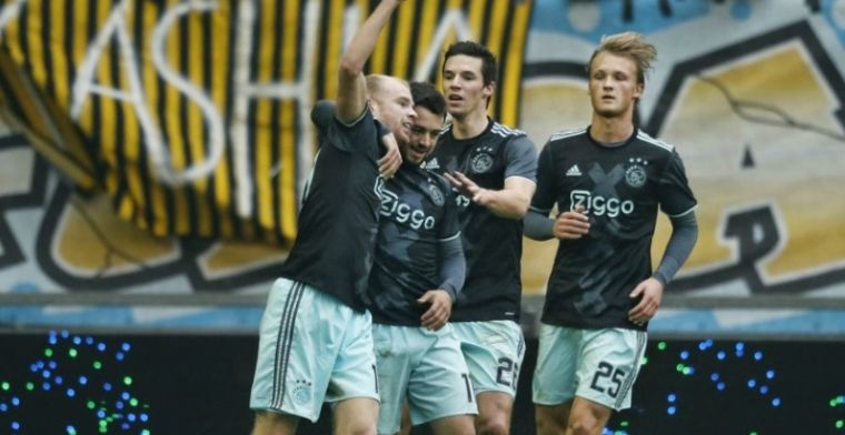 Ajax houdt door zege met samengeknepen billen druk op Feyenoord