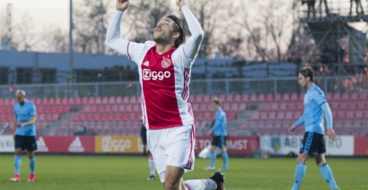 Jong Ajax dankt spits en verkleint verschil met struikelend VVV-Venlo