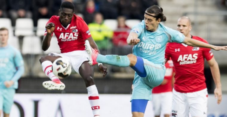 Invaller Friday schiet AZ in de slotfase langs tien man van FC Twente