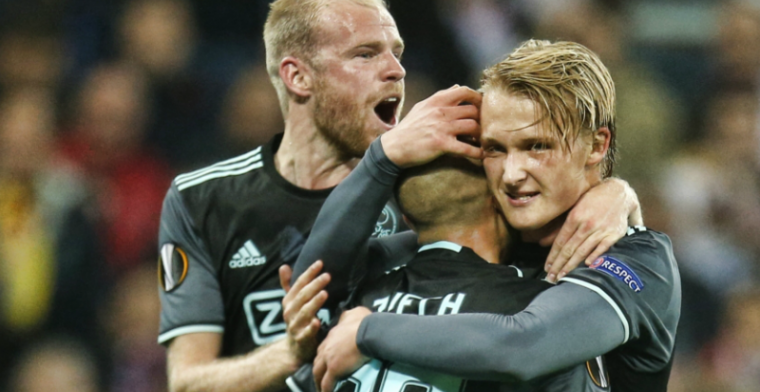 Ajax ontvangt Europa League-trofee op het veld: 'Moet daar worden gevierd'