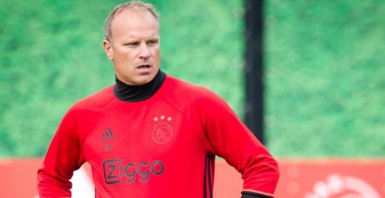 Bergkamp gebeten hond onder boze Ajax-fans: 'Cruijff-fundering vernietigd'