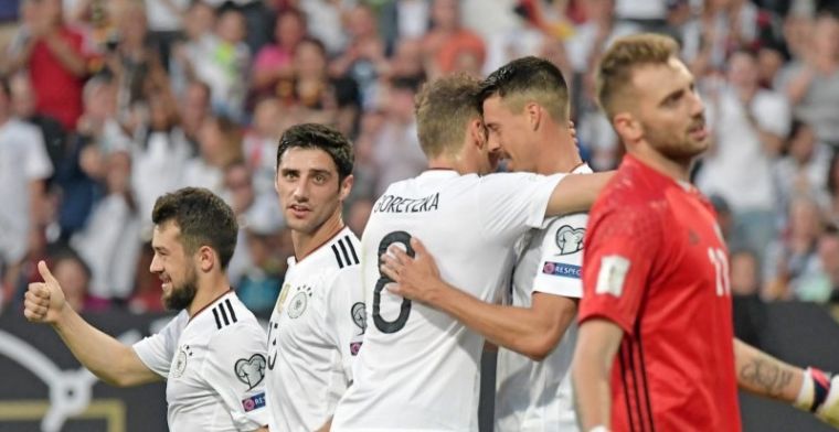Younes draagt met goal en assist bij aan Duitse monsterzege; hattrick Lewandowski
