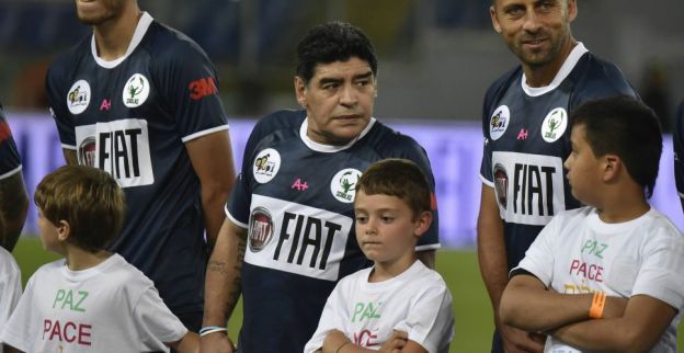 Maradona haalt snoeihard uit: 'Geef hem een bal en hij pakt hem in zijn handen'