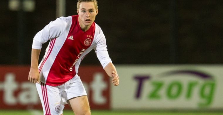 Jeugdige verdediger ziet prestaties in Amsterdam beloond worden met nieuw contract