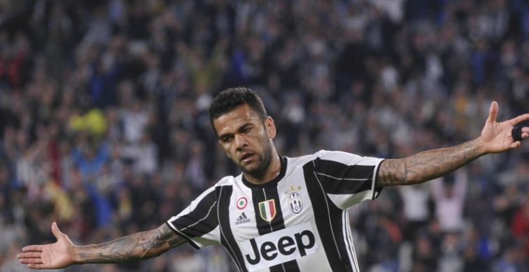 Alves maakt vertrek bij Juventus wereldkundig: 'Ik voetbal niet voor het geld'