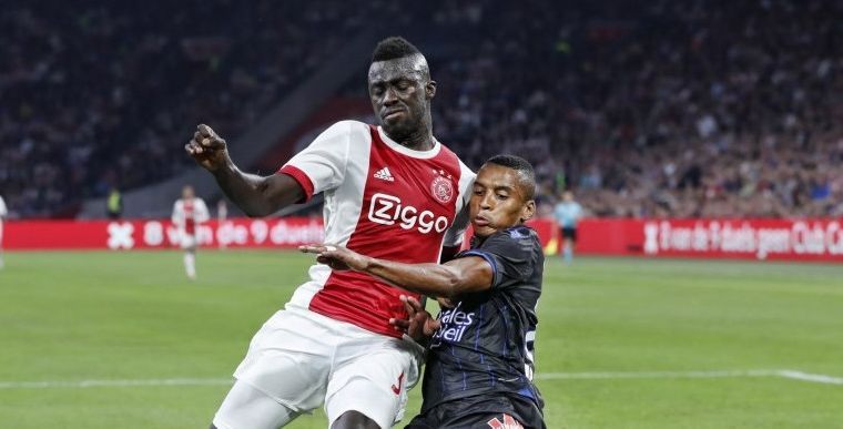 Ajax houdt Sánchez aan zijn contract: 'Overmars heeft het hem verteld'