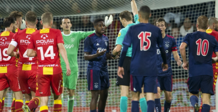 Jong Ajax lijdt kansloze ruime nederlaag in Jupiler League, Dijks schuttert