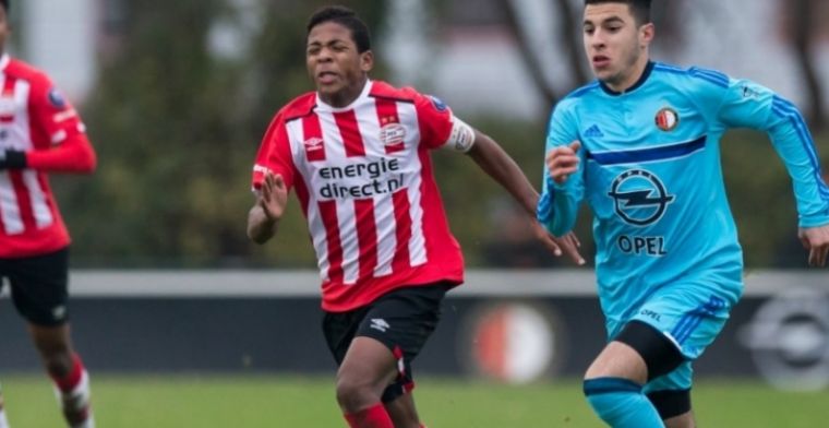 PSV deelt eerste profcontract uit aan 16-jarig talent: 'Altijd aardig geweest'