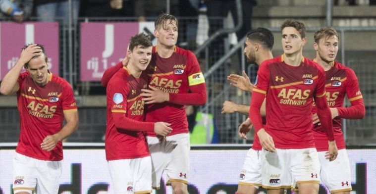 Goal, assist én rode kaart voor hoofdrolspeler Weghorst bij AZ-zege op Willem II