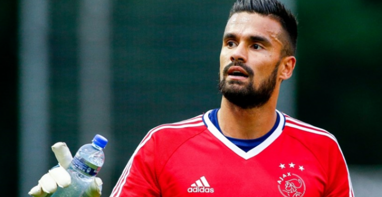 Wachten op Ajax-debuut: 'Schik me in mijn rol en sta volledig achter mijn keuze'