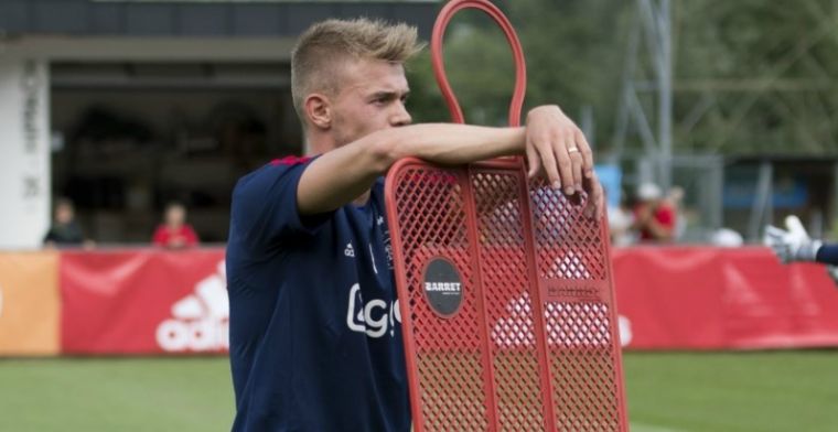 Klap voor Ajax door derde blessure: 'Binnenband verrekt of gescheurd'