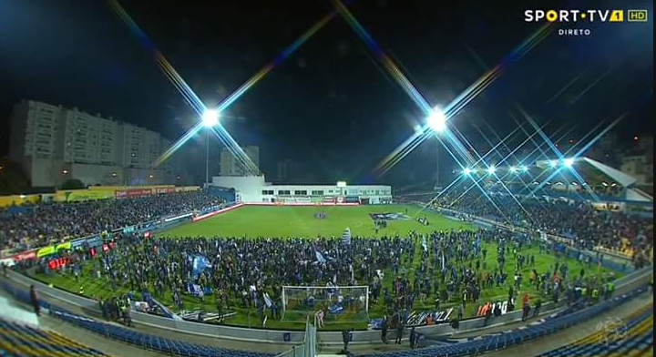 Honderden FC Porto-fans vluchten het veld op: tribune op instorten