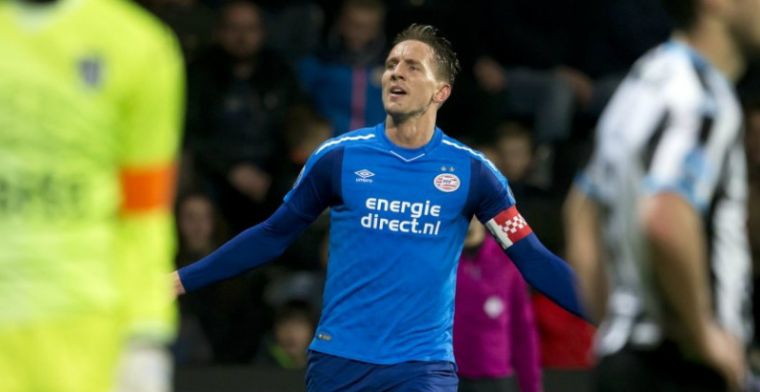 PSV pakt zege in allerlaatste seconde en houdt Ajax miraculeus op vijf punten