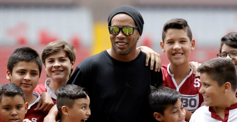 Buitenspel: Ronaldinho gaat in Brazilië trouwen met twee vrouwen tegelijkertijd