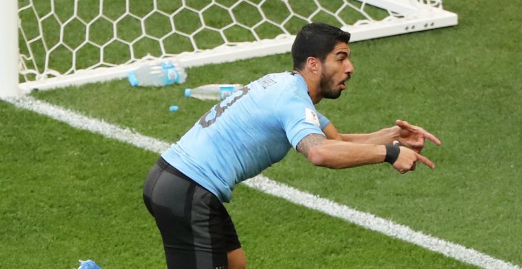 Uruguay dankt jubilaris Suárez en blunderende Saudische doelman en gaat door