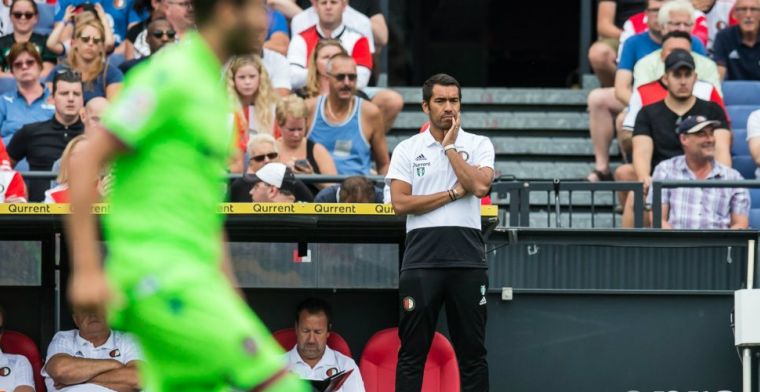 Van Bronckhorst hint naar mogelijke Feyenoord-versterking: 'We kijken er naar'