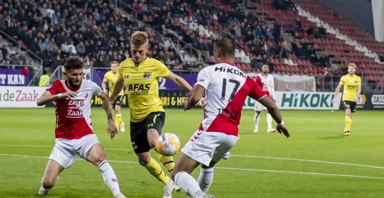 FC Utrecht verslaat AZ door eigen goal van schlemiel Van Rhijn