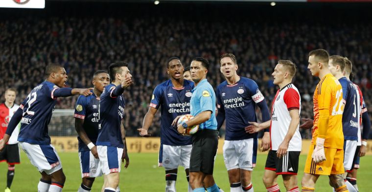 PSV'ers laten scheidsrechtersbal 'lopen': 'Heeft Gözübüyük het gevraagd?'