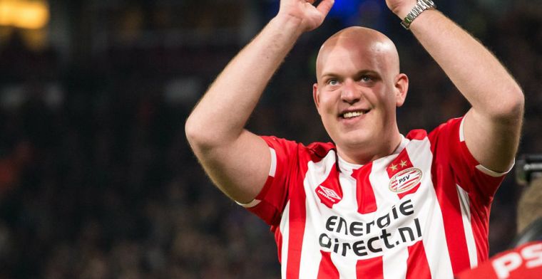 Update: PSV huldigt wereldkampioen Van Gerwen in rust van topper tegen Feyenoord