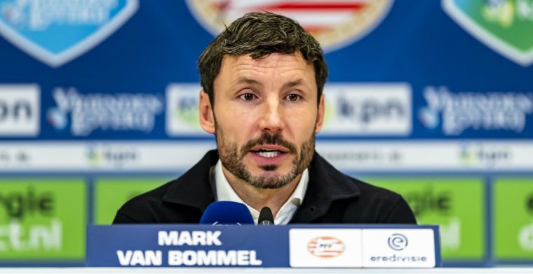 Janssen lacht om complimenten voor Van Bommel: 'Elke trainer brengt ze'