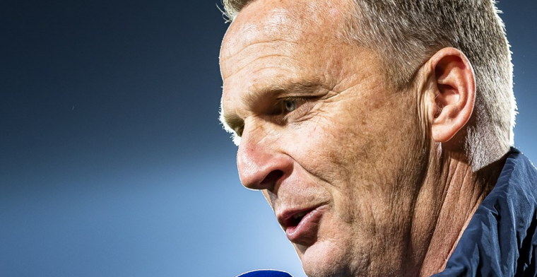 Kritiek Van den Brom op AZ-penaltynemers: 'Hij had er drie klemvast'
