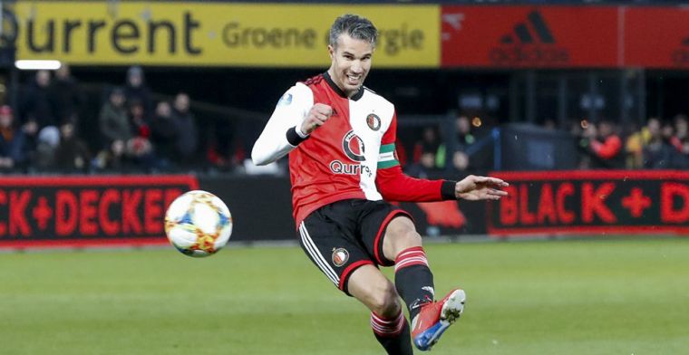 Van Persie maakt hattrick en leidt Feyenoord naar zege in opvallend lege Kuip