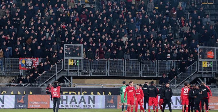 FC Twente-fans 'als crimineel behandeld': 'Eén voor één uit de bus, armen wijd'
