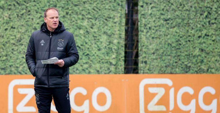 Levende legende Bergkamp duikt op in Almere: 'Moet ik pers doen? Nee toch?'