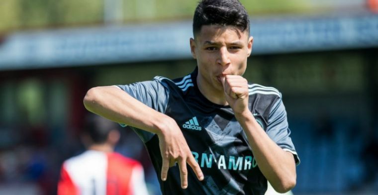 AZ schotelt Ajax-'banneling' driejarig contract voor: 'Heeft zich goed ontwikkeld'
