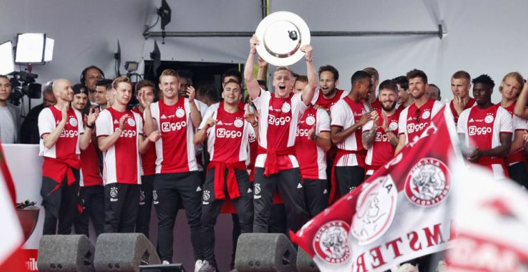 Ajax gespot: spelers en staf zetten kampioensfeest voort in Barcelona