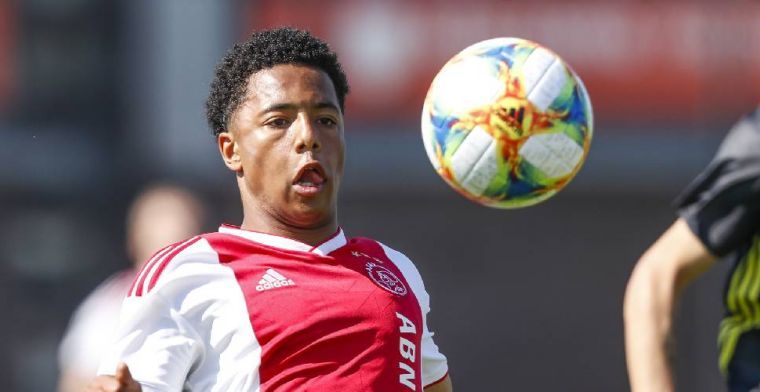 Ajax-talent (16) poseert in Manchester United-shirt en maakt toptransfer bekend