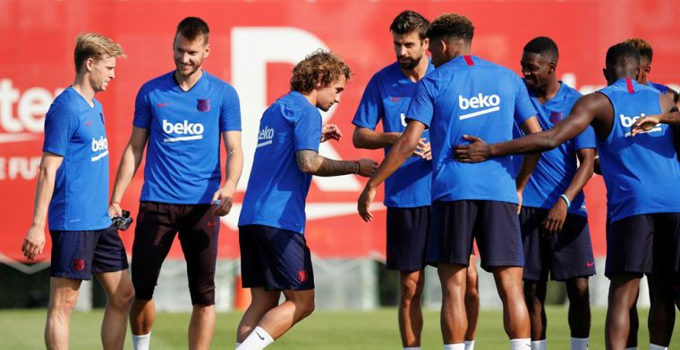 FC Barcelona-spelers 'ontgroenen' Frenkie de Jong op eerste training