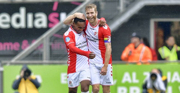 Opgelucht FC Emmen wint vermakelijk duel en ontsnapt uit degradatiezone