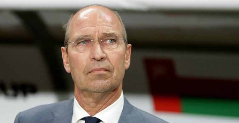 Feyenoord houdt minuut stilte en draagt rouwbanden om overleden Verbeek te eren