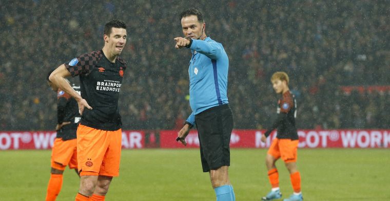 Ophef over 'totaal absurd' penaltymoment bij Feyenoord - PSV: 'Een schande'