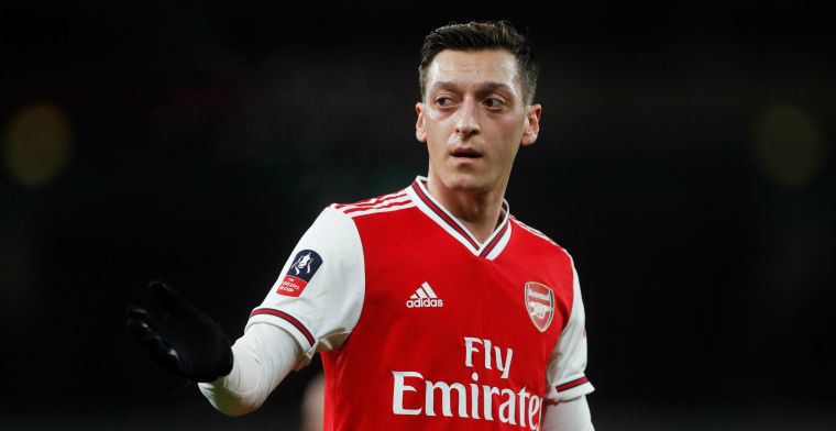 Özil wil niet vertrekken bij Arsenal en gaat lucratief contract uitdienen