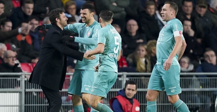 Vuckic viert goal tegen PSV met de bank: 'Voorheen waren we niet echt een team'