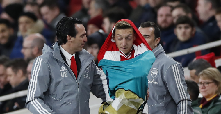 Bij Arsenal ontslagen Emery doet in Engelse pers boekje open over Özil