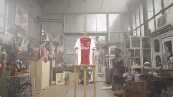 Ajax presenteert vol trots nieuw thuisshirt: 'Simple isn't easy'