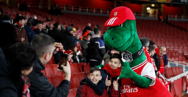 Özil haalt ontslagen 'Gunnersaurus' terug naar Arsenal: 'Ik betaal z'n salaris'