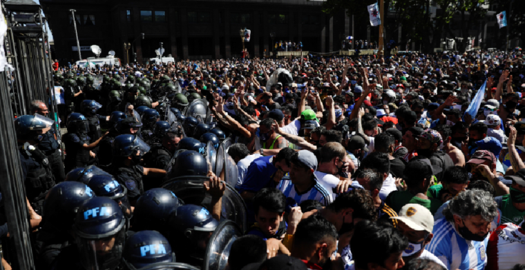 Chaos in Buenos Aires: afscheid van Maradona loopt uit de hand