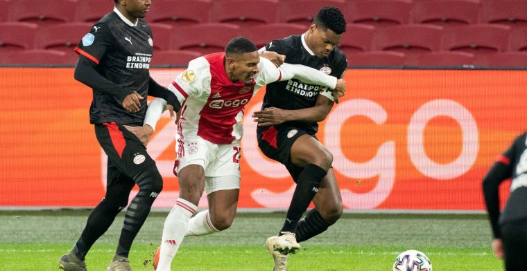 Ajax vindt uitweg na flitsende start PSV en blijft aan kop in Eredivisie
