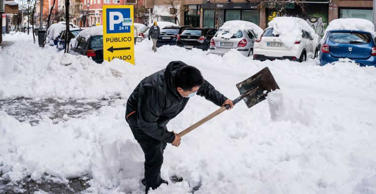 Historische sneeuwstorm teistert Spanje: Getafe-spelers moeten Uber aanduwen