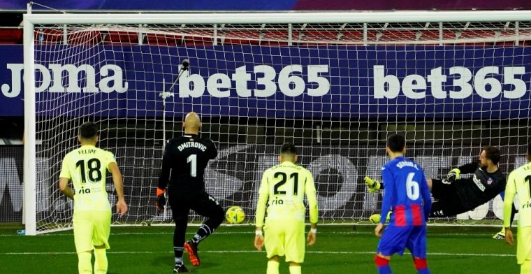 Atlético mazzelt: Suárez ontneemt scorende keeper Dmitrovic in extremis heldenrol