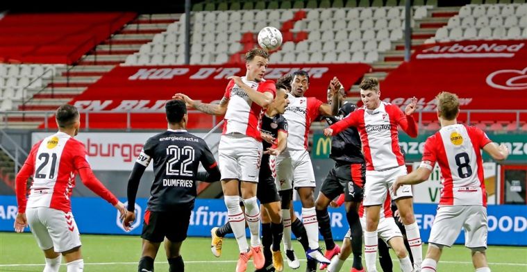 LIVE: PSV wint in Emmen, maar verliest Dumfries in de slotfase (gesloten)