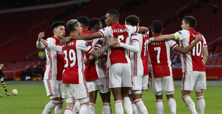 Ajax staat met één been in kwartfinale na zeer eenzijdige wedstrijd