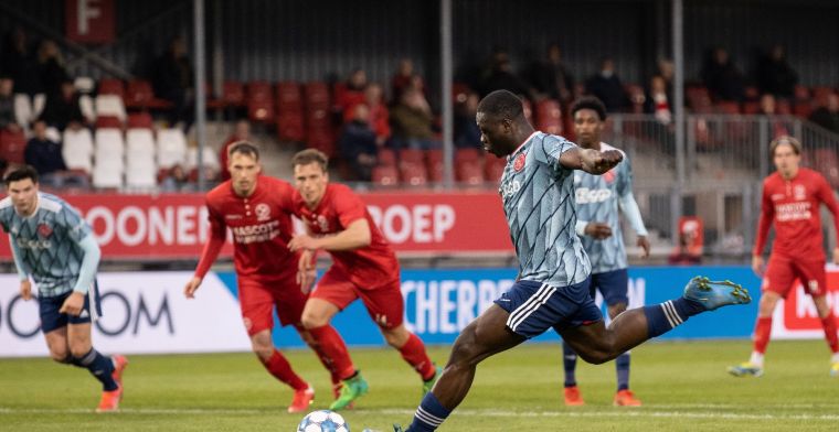 Buitenspel: Almere City feliciteert Ajax op ludieke wijze met landstitel
