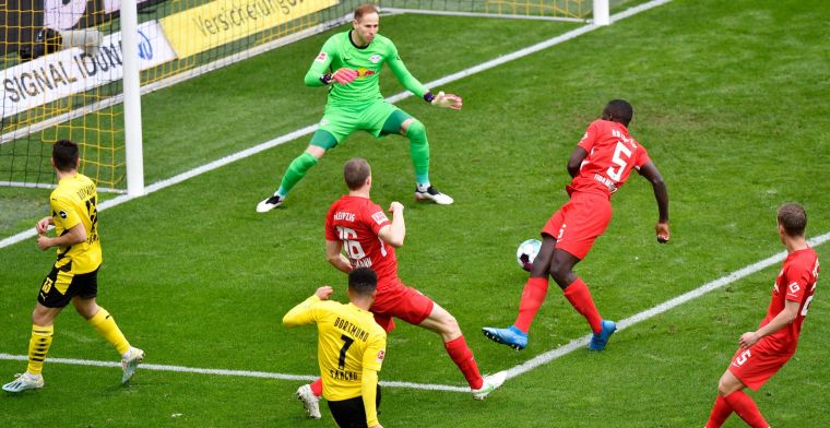 Sancho zorgt voor feest in München: Dortmund helpt Bayern aan negen op rij