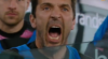 Prachtig: Buffon (43) ziet collega Szczesny penalty stoppen en schreeuwt het uit